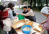 2005.10.23/防災訓練/本番さながらの炊き出しを行う
