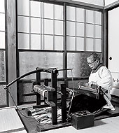 地機（じばた）／越後縮の時代に使われた手織機。腰の動きで糸の張り具合を調整する。